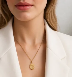 Detalle de un collar de acero inoxidable chapado en oro de 18k con colgante de la suerte Fu