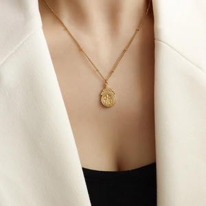 Collar de acero de titanio de 18k dorado con colgante redondo Fu y cadena satélite