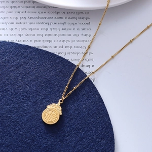 Collar de acero inoxidable chapado en oro 18k con colgante de carácter Fu y nubes