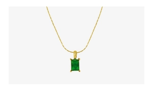 Dettaglio della collana placcata oro 18 carati con ciondolo in zircone verde smeraldo a 4 griffe