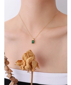 Dettaglio della collana vintage con ciondolo rettangolare verde smeraldo e catena d'oro