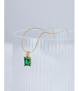 Dettaglio del ciondolo in zircone rettangolare verde smeraldo su sottile catena oro
