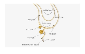 Détail du collier double couche doré avec médailles portrait, chaîne trombone et perle