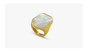 Dettaglio dell'anello in titanio placcato oro 18k con intarsio in madreperla bianca