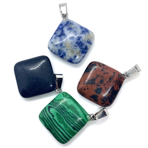 Detalle de colgantes cuadrados de piedra natural azul, verde y roja con cierres