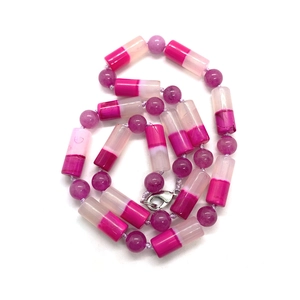 Dettaglio di pietre naturali 8x20mm e perline viola con chiusura a moschettone in argento