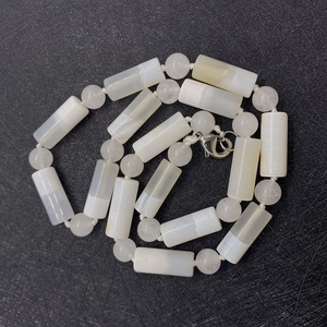 Dettaglio delle perle cilindriche in pietra naturale 8x20mm con chiusura metallica