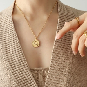 Golden double-layer coin necklace with portrait pendant and engraved Seul Amour lettering