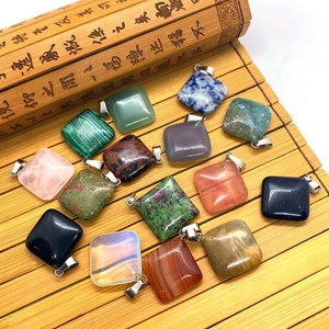 Colgantes cuadrados de piedras naturales en 14 colores sobre fondo bambú con cierre plata