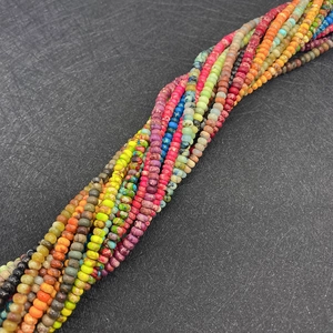 Macro-opname van kleurrijke 3x4mm natuursteen kralen voor DIY halsketting sieraden