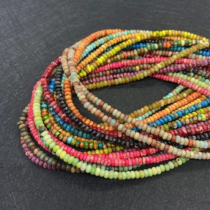 Detailweergave van kleurrijke platte edelsteenkralen voor DIY sieraden maken