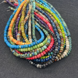 Detalle de cuentas redondas planas de jaspe imperial coloridas para joyería DIY