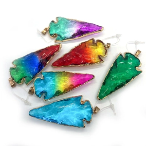 Colgantes de punta de flecha de piedra natural y cristal con borde dorado en varios colores