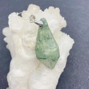 Ciondolo in cianite verde naturale con gancio argento per gioielli collana fai da te
