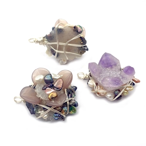 Pendentifs faits à la main en fil d'argent avec améthyste, perles et pierres naturelles