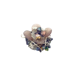 Pendentif floral fait main avec cristaux de cœur roses, perles blanches et fil d'argent