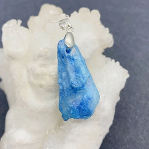 Ciondolo in pietra di cristallo blu naturale irregolare con chiusura in metallo argento