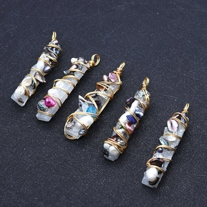 Détail macro de cinq pendentifs faits main avec pierres naturelles et perles pour bijoux DIY