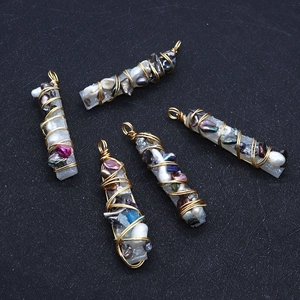 Détail de 5 pendentifs faits main en fil doré avec perles et pierres blanches allongées
