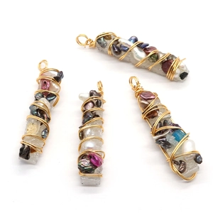 Lot de quatre pendentifs en perles d'eau douce et pierres sertis de fils pour colliers DIY