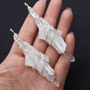 Colgante de cristal de cuarzo blanco natural con alambre de plata hecho a mano