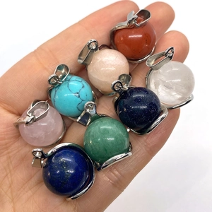 Variété de pendentifs sphériques en pierre naturelle avec bélière métallique