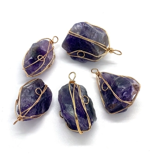 Fünf unregelmäßige Amethyst-Rohstein-Anhänger mit handgefertigter Golddraht-Wicklung