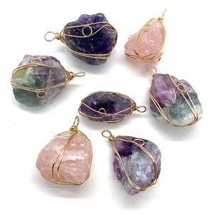 Handgefertigte, drahtumwickelte Anhänger aus natürlichen Rohsteinen wie Amethyst und Quarz