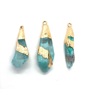 Lichtblauwe ruwe kristallen hangers met onregelmatige vormen en goudfolie plating