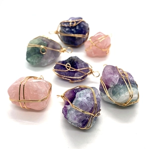 Set mit natürlichen Kristallanhängern und Golddrahtwicklung für DIY-Schmuckherstellung