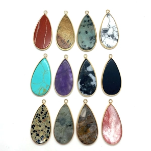 Set de 12 colgantes de piedra en forma de gota con borde dorado en varios colores