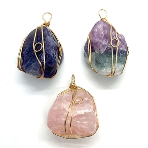 Detailaufnahme von natürlichen Amethyst-Anhängern mit handgefertigter Golddrahtwicklung