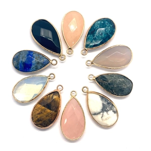 Set van 10 druppelvormige natuursteen hangers met gouden rand voor DIY sieraden maken
