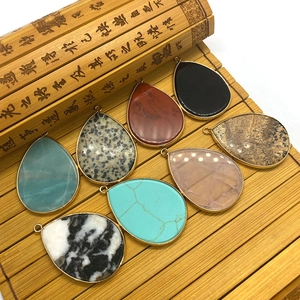 Pendentifs gouttes en pierres naturelles avec bordure dorée en huit styles divers