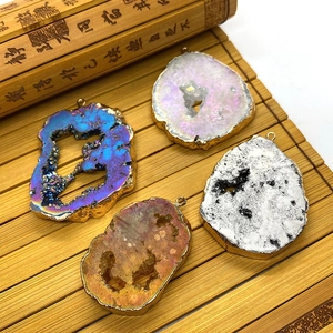 Set aus vier unregelmäßigen Druzy-Geoden-Kristallanhängern mit vergoldeten Kanten für DIY