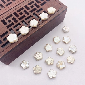 Perles d'eau douce baroques naturelles en forme de fleur sur une boîte à bijoux ancienne