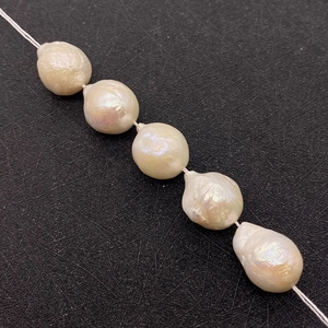 Fünf 13mm natürliche Barockperlen mit cremiger Textur für DIY Schmuckherstellung