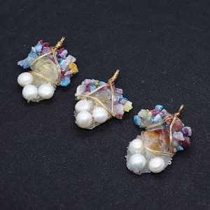 Détail de pendentifs faits main en fil de fer avec pierres naturelles et perles