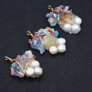 Détails macro de pendentifs faits main avec perles naturelles et citrines brutes
