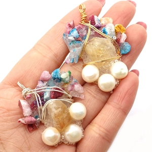 Pendentif fait main en forme de grappe avec perles d'eau douce et cristaux jaunes