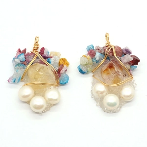 Pendentif en forme de grappe fait main avec perles d'eau douce et cristaux colorés