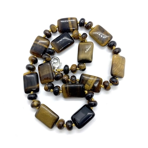 Détail du collier en oeil de tigre avec pierres rectangulaires et fermoir mousqueton