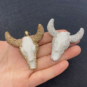 Colgante calavera de toro con pedrería brillante y textura de piedra natural