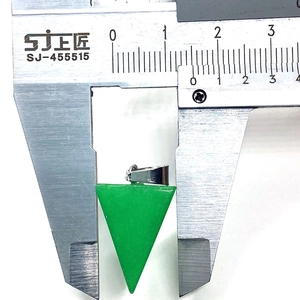 Detailansicht eines 15x24mm grünen Naturstein-Anhängers mit silbernem Metallverschluss