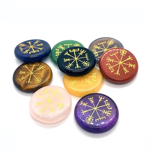 Piedras semipreciosas pulidas con runas Vegvisir de brújula vikinga doradas grabadas