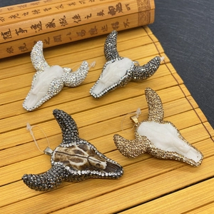 Colgante de cabeza de toro en piedra natural con diamantes de imitación estilo tribal