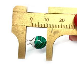 Breedtemeting van een 8x14mm malachiet hanger met een koperen schuifmaat detail