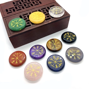 Set de nueve piedras rúnicas Vegvisir de piedras naturales con símbolos nórdicos dorados
