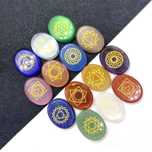 Set chakra in pietra naturale a sette colori con pietre curative ovali incise in oro