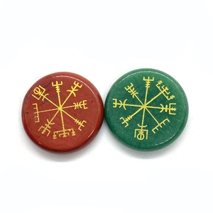 Piedras pulidas de jaspe rojo y aventurina con símbolos de brújula nórdica Vegvisir dorados